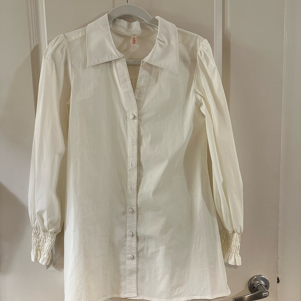 White button up small puff sleeve dress